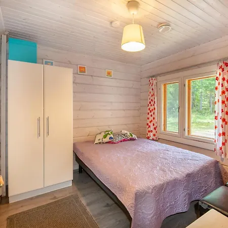 Laehderinne - 2 Bedroom Log Cabin, Private Beach, Wifi & Sauna Puolanka