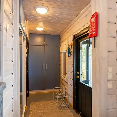 Laehderinne - 2 Bedroom Log Cabin, Private Beach, Wifi & Sauna Puolanka