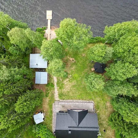 Laehderinne - 2 Bedroom Log Cabin, Private Beach, Wifi & Sauna Puolanka