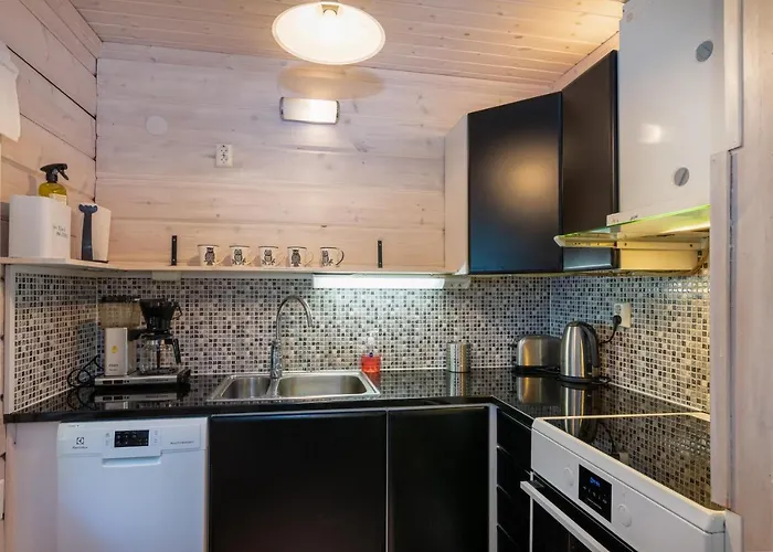 Laehderinne - 2 Bedroom Log Cabin, Private Beach, Wifi & Sauna Puolanka