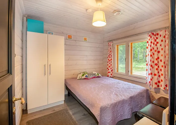 Laehderinne - 2 Bedroom Log Cabin, Private Beach, Wifi & Sauna Puolanka
