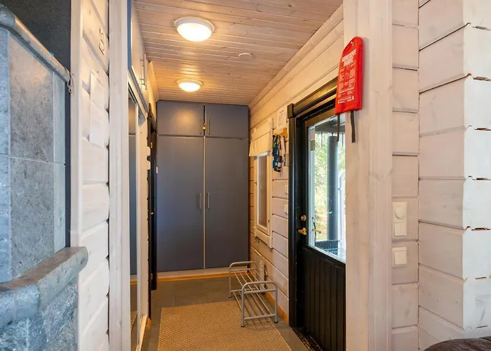 Laehderinne - 2 Bedroom Log Cabin, Private Beach, Wifi & Sauna Puolanka