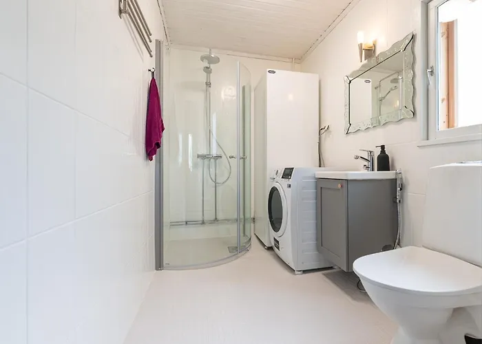 Дом отдыха Laehderinne - 2 Bedroom Log Cabin, Private Beach, Wifi & Sauna Puolanka